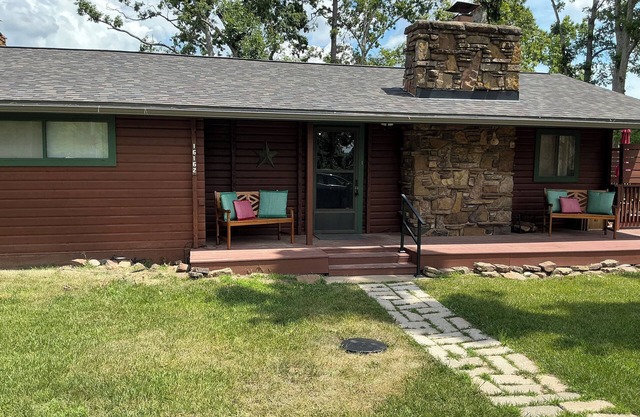 Lorel’s Log House on Beaver Lake