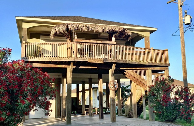 LOS PELICANOS - 2 bedroom, Gulf View, Palapa Bar on deck!