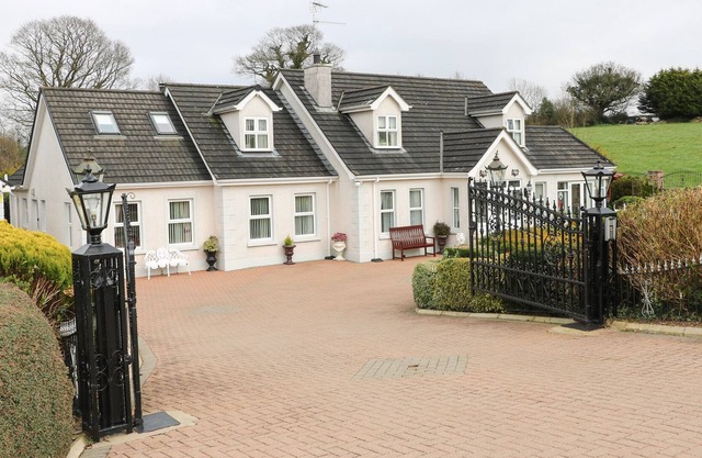 LOUGH NEAGH COTTAGE, pet friendly, with hot tub in Moneymore