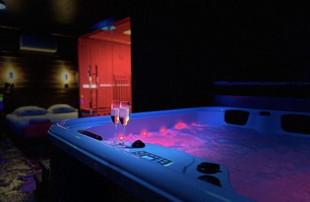 Love Room & Spa Privatif-Suite-Romantic-Whirlpool bath-No view