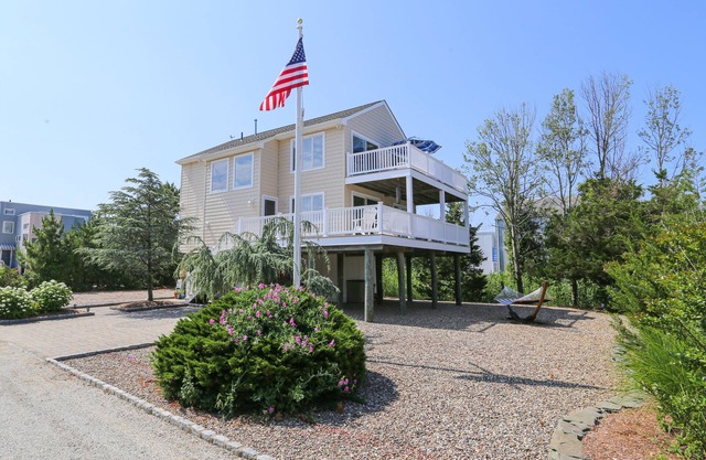Loveladies Bayside 4 Bedroom close to beach and bay