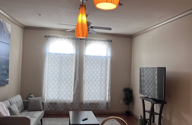 Lovely 1 bedroom apartment with pool and work station