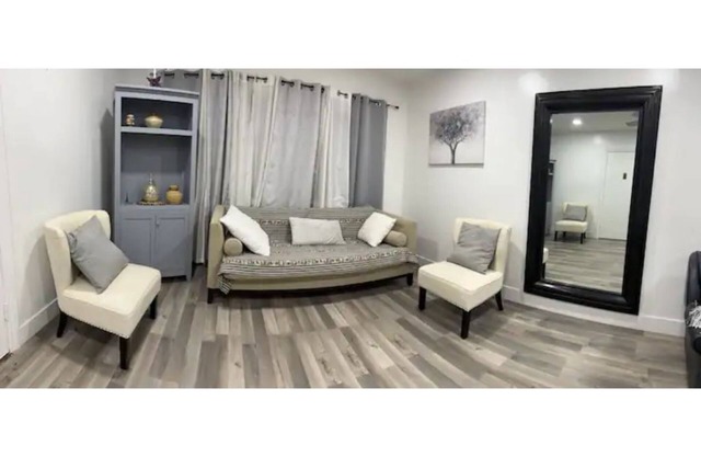 Lovely 1 bedroom condo near the beach
