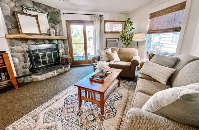 Lovely 1 bedroom Condo with ALL the extras!