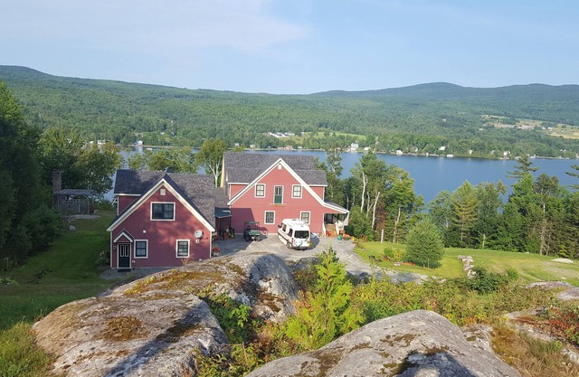 Lovely 1 bedroom guest house/apartment on Willoughby Lake with private lakefront