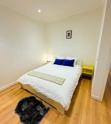 Lovely 1BR & 1LR Apt for 4P, Only 15 Min Walk to City Center