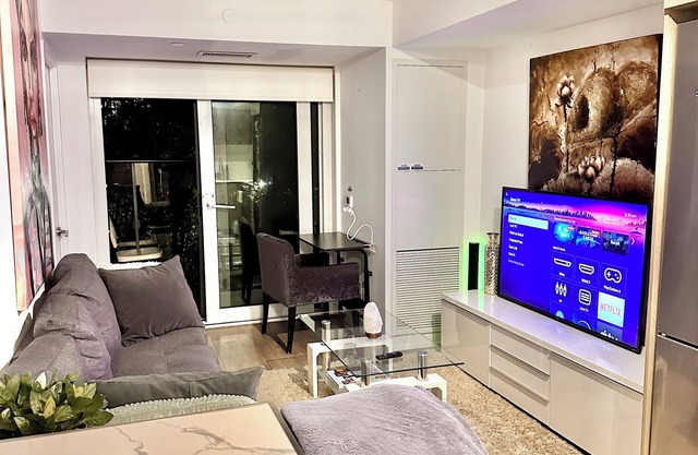 Lovely 1Br Condo in the heart of downtown Toronto