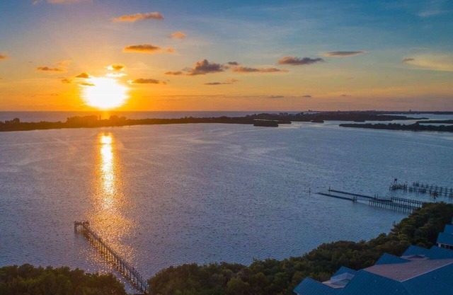 Lovely 2 bed 2 bath condo with spectacular sunsets from the pier