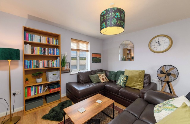 Lovely 2 Bed – 5 min Walk to Bus + Easy Bay Access