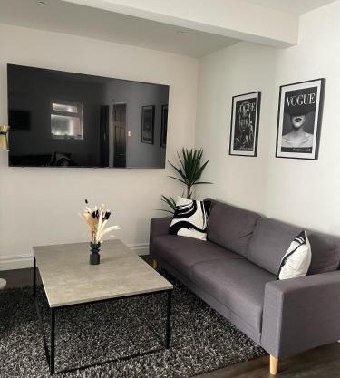 Lovely 2 Bed Full House By The Beach