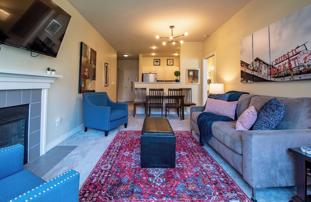 Lovely 2 Bedroom, 2 Bathroom Condo with Pool & Parking!