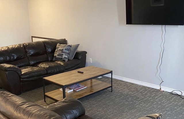 Lovely 2 Bedroom Condo with Free Parking