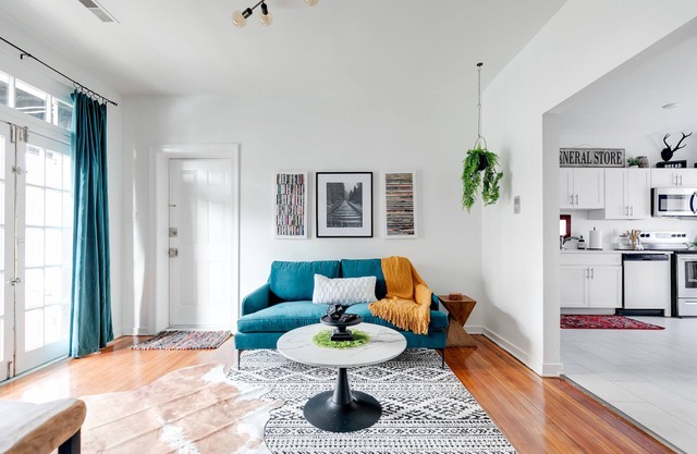Lovely 2 Bedroom in the Heart of The Fan