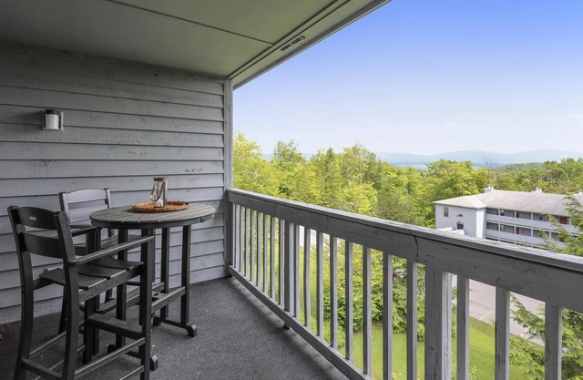 Lovely 2 bedroom condominium offers a spectacular view for a great price.