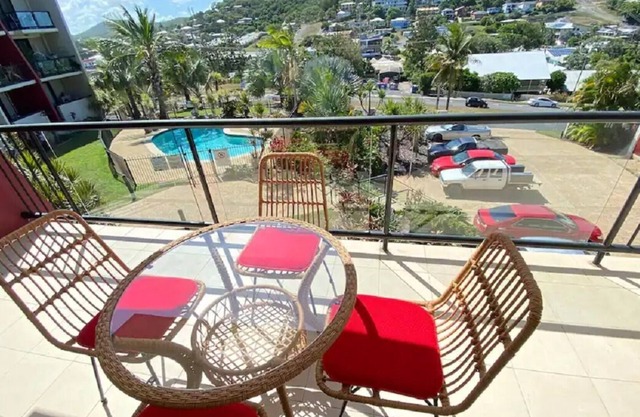 Lovely 2 BR aptmnt, central, top view, great pool