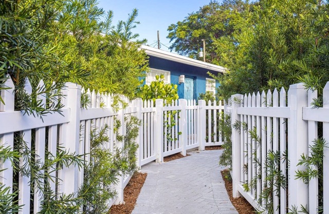 Lovely 2 BR Condo in Sailboat Bend