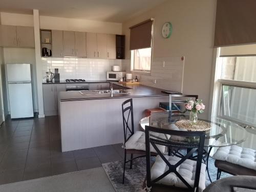 Lovely 2 BR Spa apartment, Opposite Shepp Lake