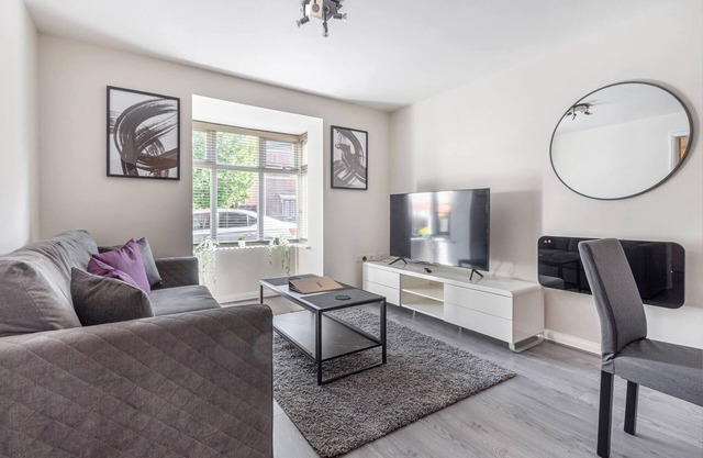 Lovely 2BR Apt in the Heart of Redditch