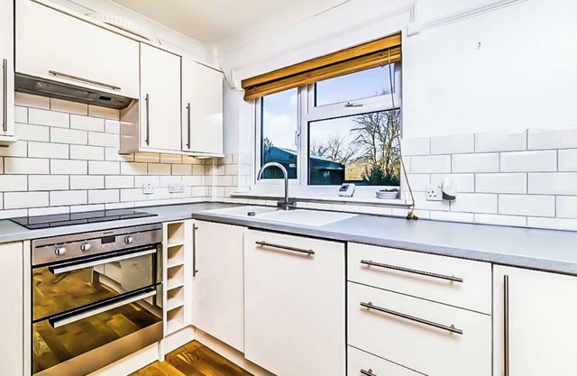 Lovely 3 bed home in London with free parking & a garden