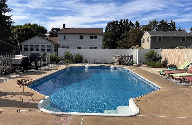 Lovely 3-bedroom house in Saratoga Springs with WiFi, AC, and inground pool.