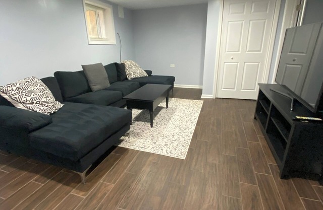 Lovely 3-bedroom apartment, safe and clean, close to Midway Airport