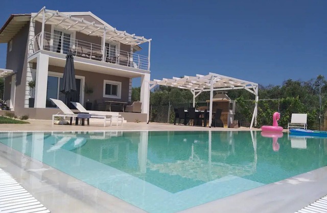 Lovely 3 bedroom villa, with private pool, BBQ, few minutes away from the beach