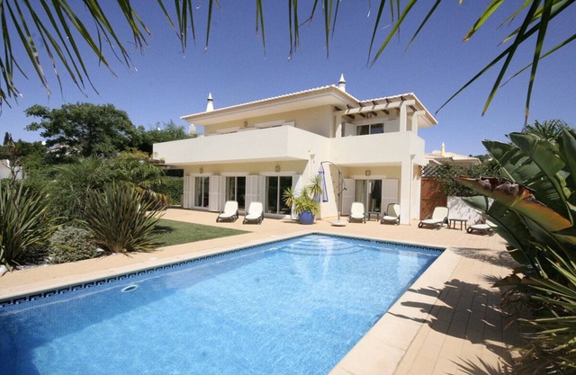 Lovely 4 Bedroom Villa w/Private Pool, Close to Beach & Golf course, Wifi, A/C