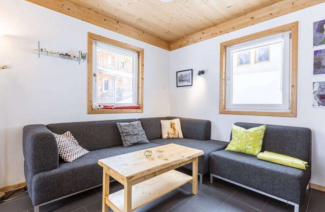 Lovely apartment in villa for 8 people with pool, WIFI, TV, terrace and pets allowed