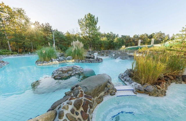 Lovely apartment in villa for 12 people with hot tub, pool, WIFI, TV, terrace and parking