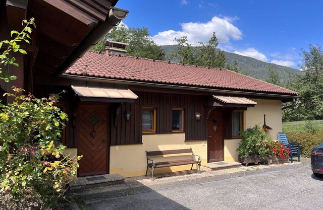 Lovely apartment in villa for 4 guests with WIFI, TV, terrace, pets allowed and parking