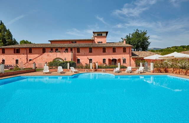 Lovely apartment for 4 people with pool, WIFI, TV, balcony and pets allowed, close to Spoleto
