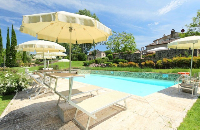 Lovely apartment in villa for 6 people with pool, WIFI, TV, patio and parking