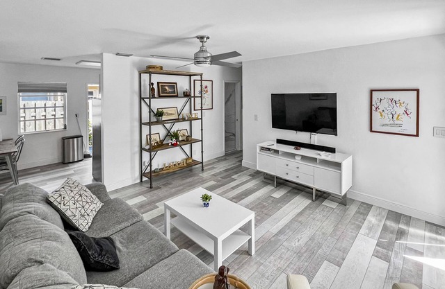 Lovely & Bright Comfy Haven: 2 BR 1 BA Walk to Beach, Yard, Parking