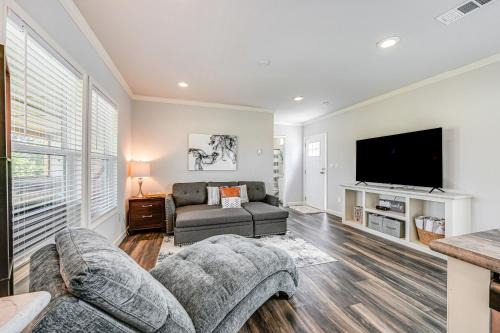 Lovely Broken Bow Cottage with Hot Tub and Fire Pit!