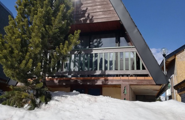 Lovely Chalet "Les Angles" with Balcony and Mountain View