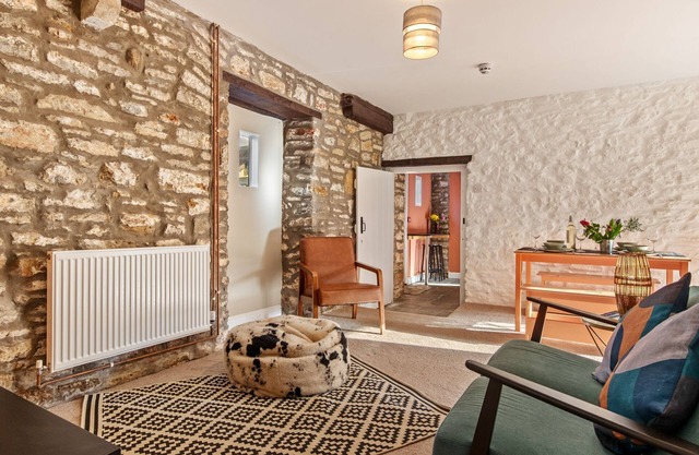 Lovely Coach house with 2 bedrooms and garden, with onsite bar