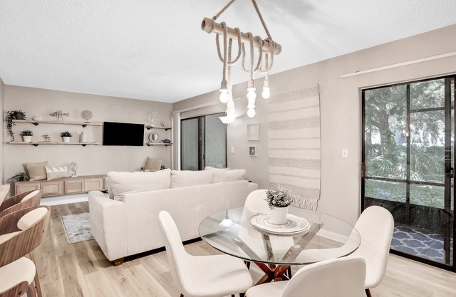 Lovely condo with pools, tennis, central AC, & washer/dryer - snowbird-friendly