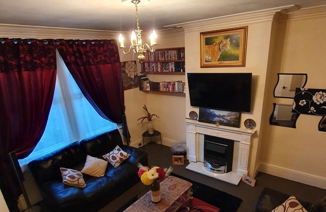 *Lovely & Cosy well equipped 3 bed, Work/Leisure*