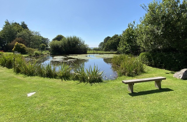 Lovely cottage in 4 acres - 2 lakes, hot tub, pool & sunny conservatory