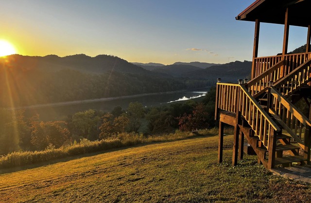 Lovely dog-friendly cabin overlooking the river w/kids games, Wi-Fi
