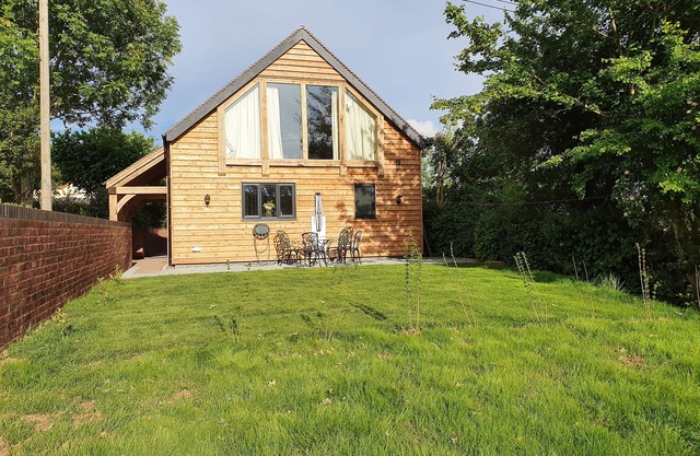 Lovely dog friendly cottage 4 miles from Ludlow with feature oak glass gable.