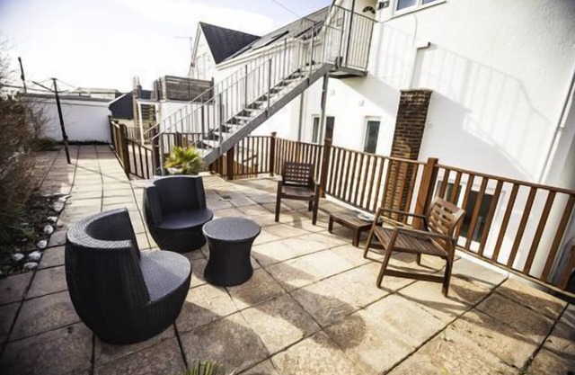 Lovely dog friendly 2 bed apartment opposite Combesgate Beach with fab views and balcony.