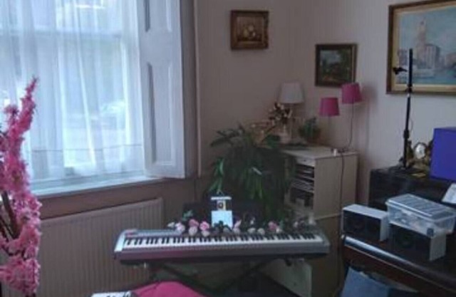 Lovely double Bed in the heart of Kentish town