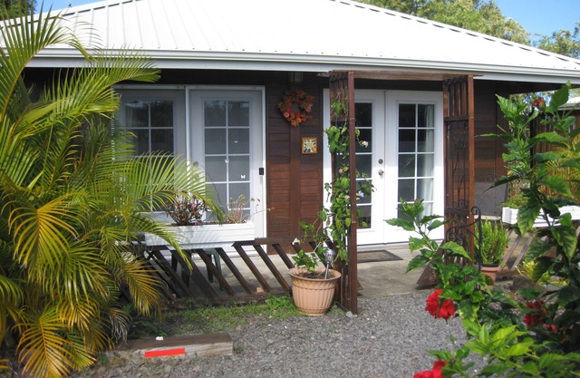 Lovely garden cottage, Hamakua waterfall district, 100% solar