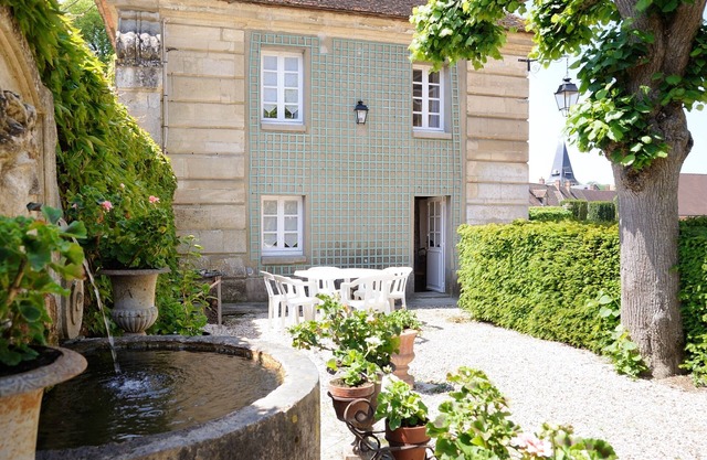 Lovely guesthouse within the Château de Boury estate