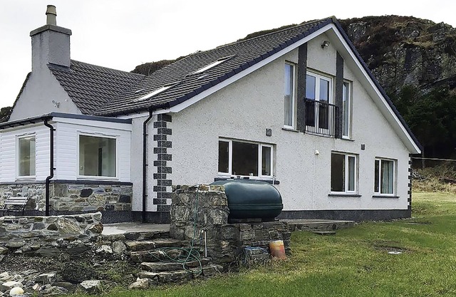 Lovely Holiday Home with wonderful sea views in peaceful, sheltered location