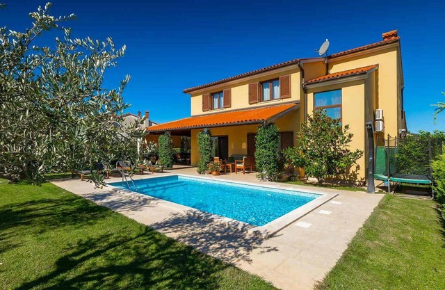 Lovely home in Fazana