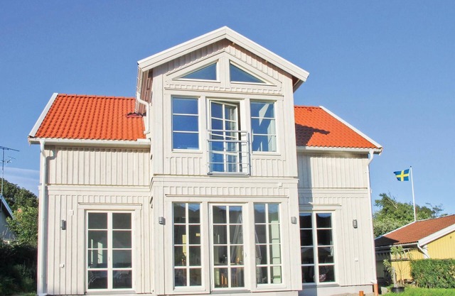 Lovely home in Hamburgsund with WiFi