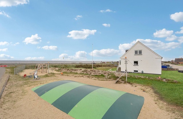 Lovely home in Hvide Sande with WiFi