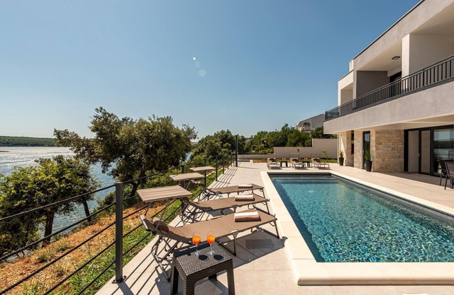 Lovely home in Posedarje